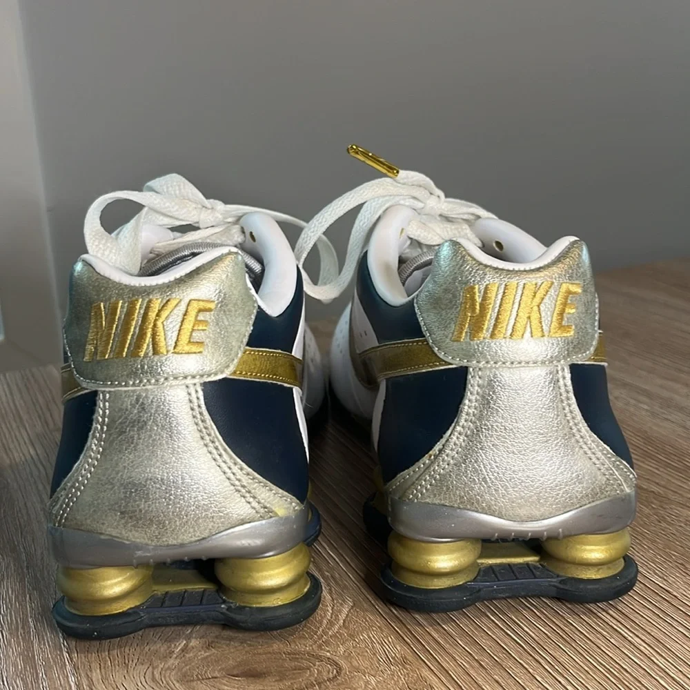 Nike Women’s Collectors Edition Gold Shox - Picture 3 of 10